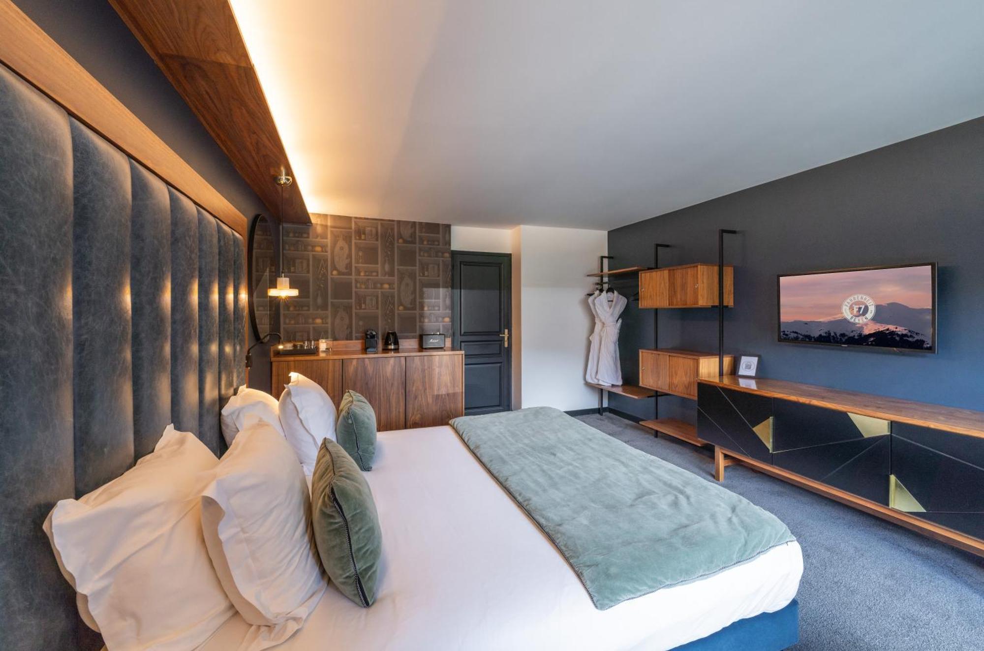 Fahrenheit Seven Hotel 4*