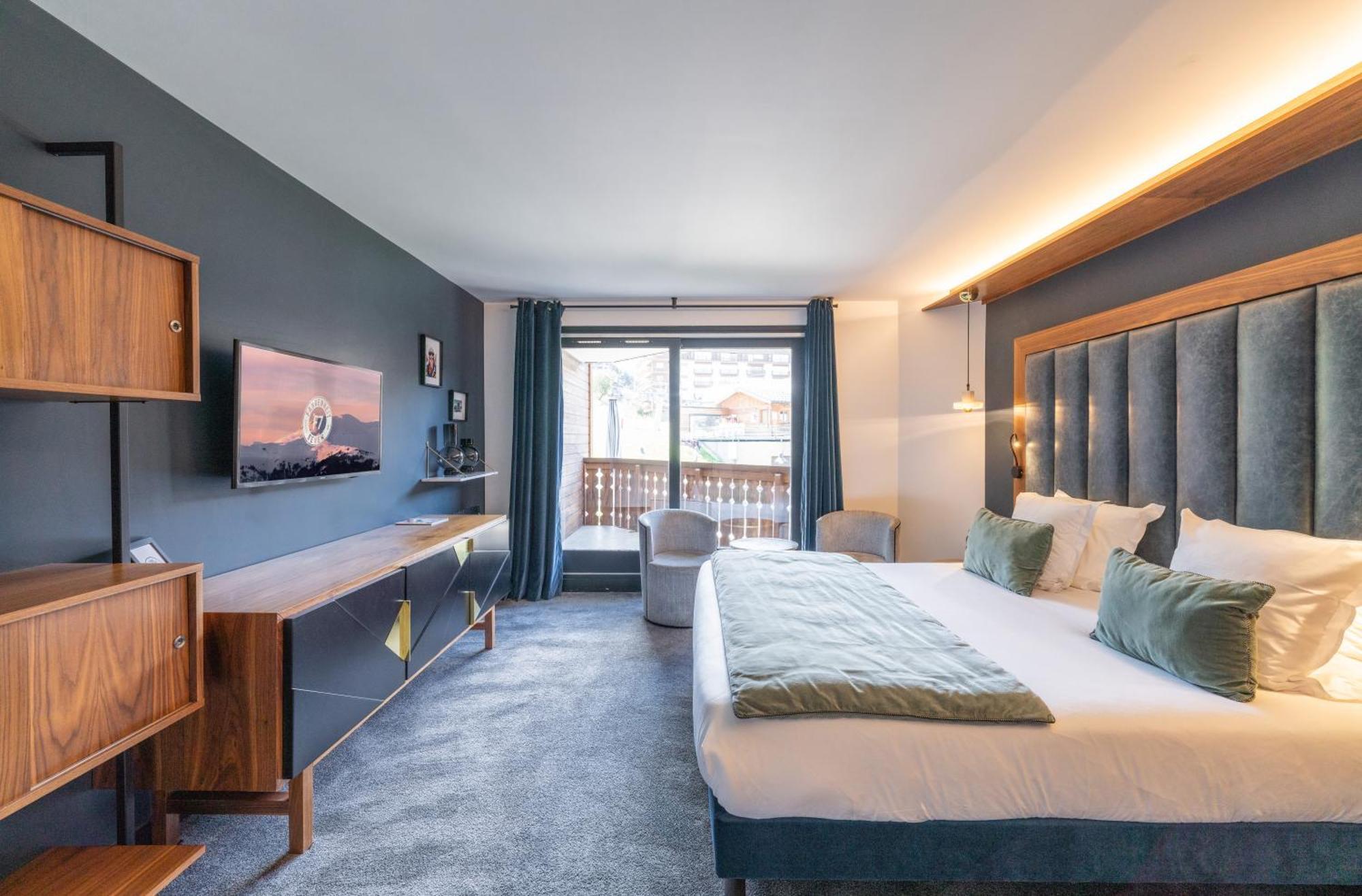 Fahrenheit Seven Hotel 4*